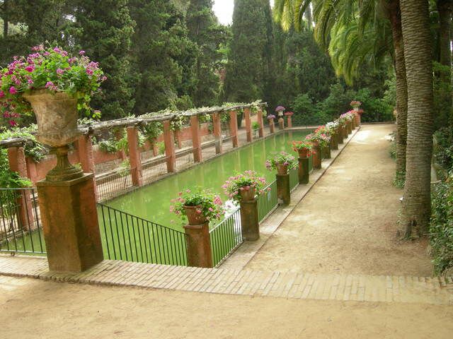 Une allée fleurie du jardin botanique