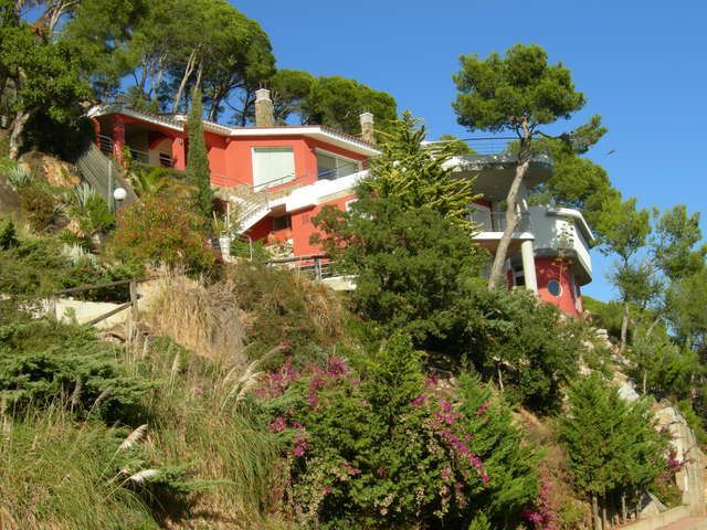 La villa à flanc de colline, au milieu des pins