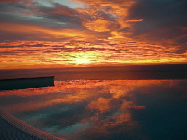 Coucher de soleil rouge sur la Méditerranée