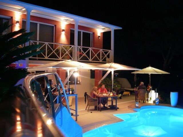 Dîner aux chandelles au bord de la piscine éclairée