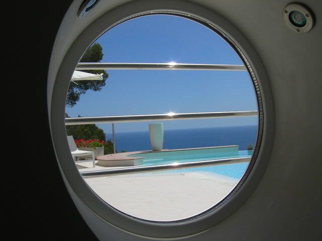 La mer vue à travers un hublot de la villa