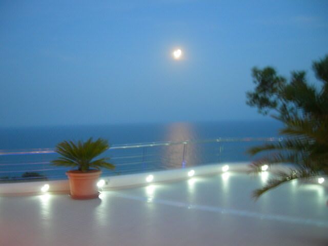 Lever de lune sur la mer