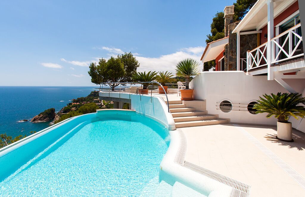 La piscine à débordement de la villa, qui semble se déverser dans la mer