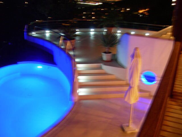 La piscine éclairée la nuit