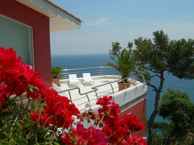 La terrasse Sun Deck et ses transats au-dessus de la mer