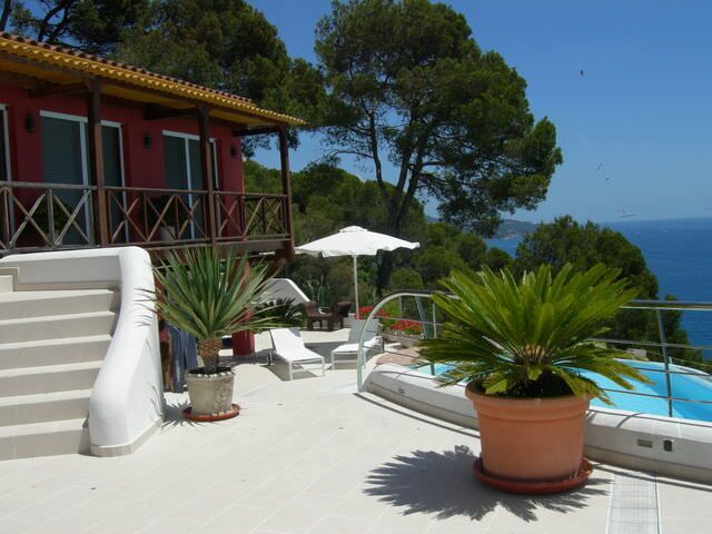 La terrasse Pool Deck, ses parasols et la piscine