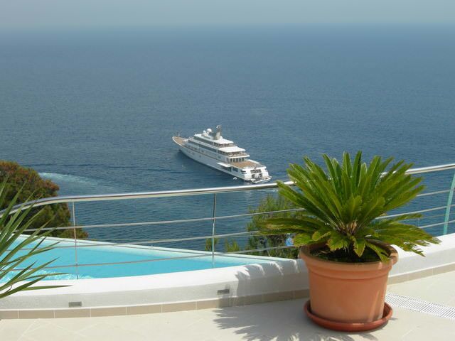 Un yacht au large, vu depuis la piscine